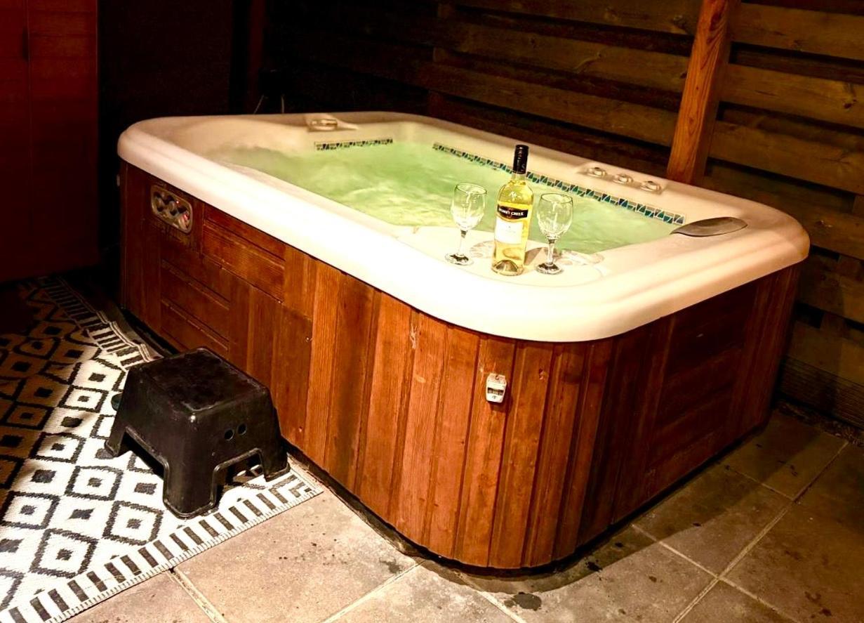 Tiny House With Sauna & Jacuzzi Near Amsterdam Vijfhuizen Exterior photo